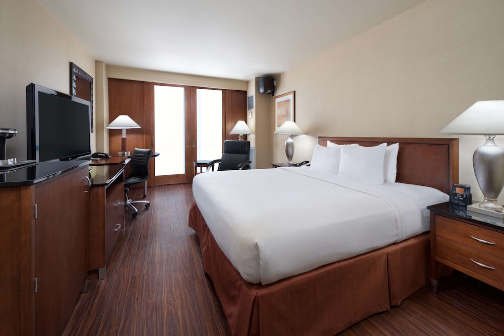 Hilton Chicago OHare Airport 13/82