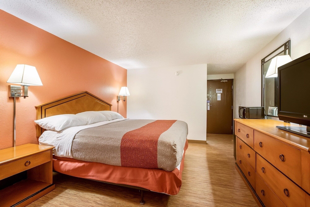 غرفة ديلوكس بسرير كينج، Motel6 Albert Lea, MN 4/7