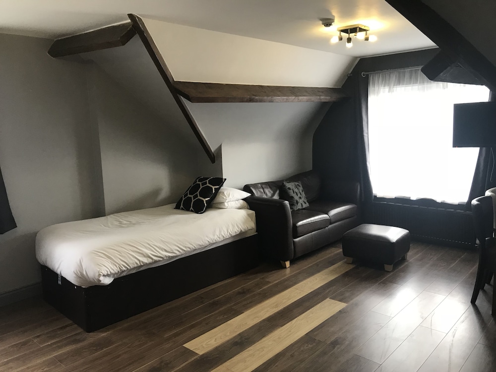 Bennetts Hotel 7/50