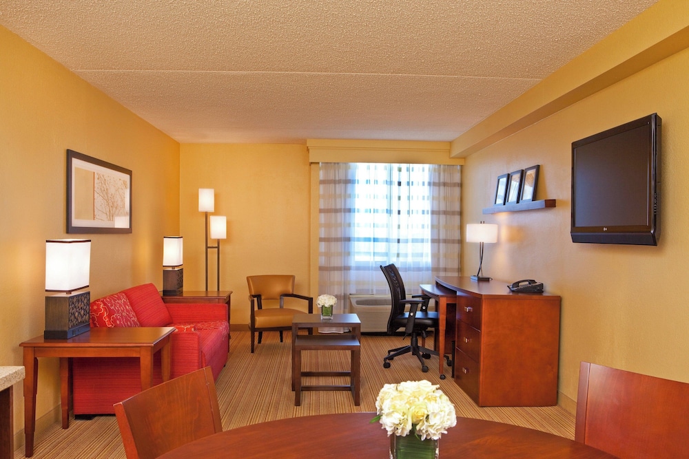 Courtyard By Marriott Alexandria Pentagon South 11/20