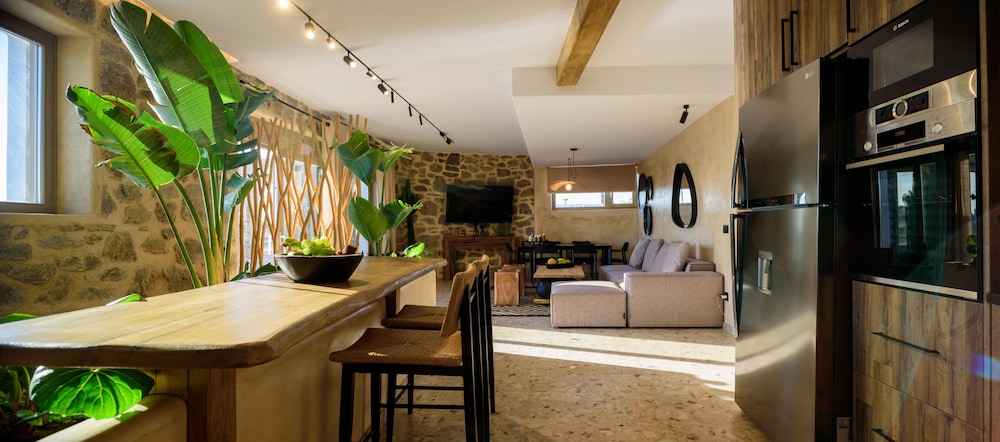 VRACHOS SUITES MYKONOS 60/75
