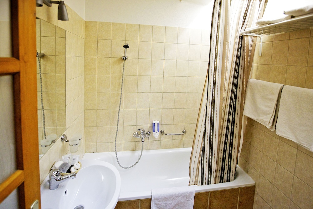 Gold Hotel Budapest 11/68