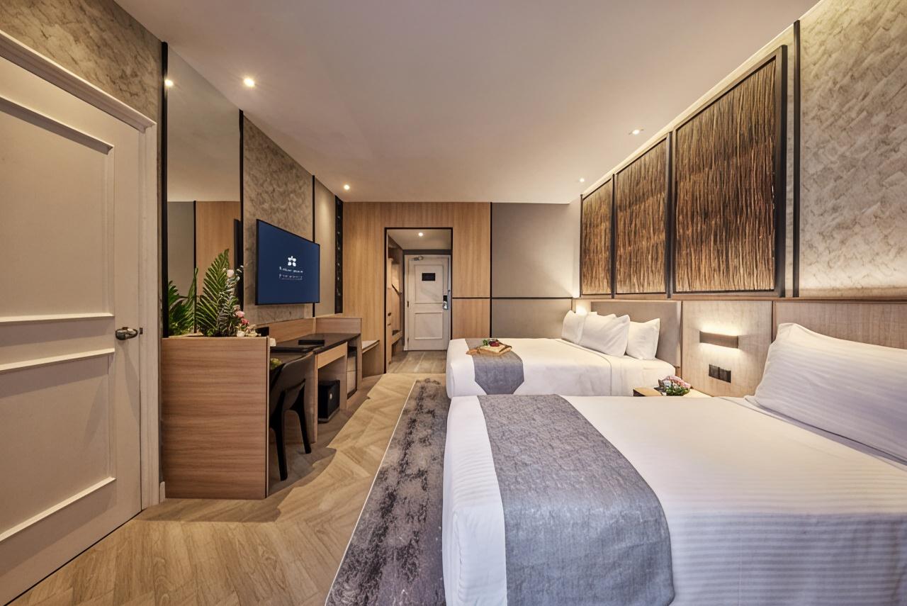 Plus, Deluxe, 1 Queen and 1 Single Bed