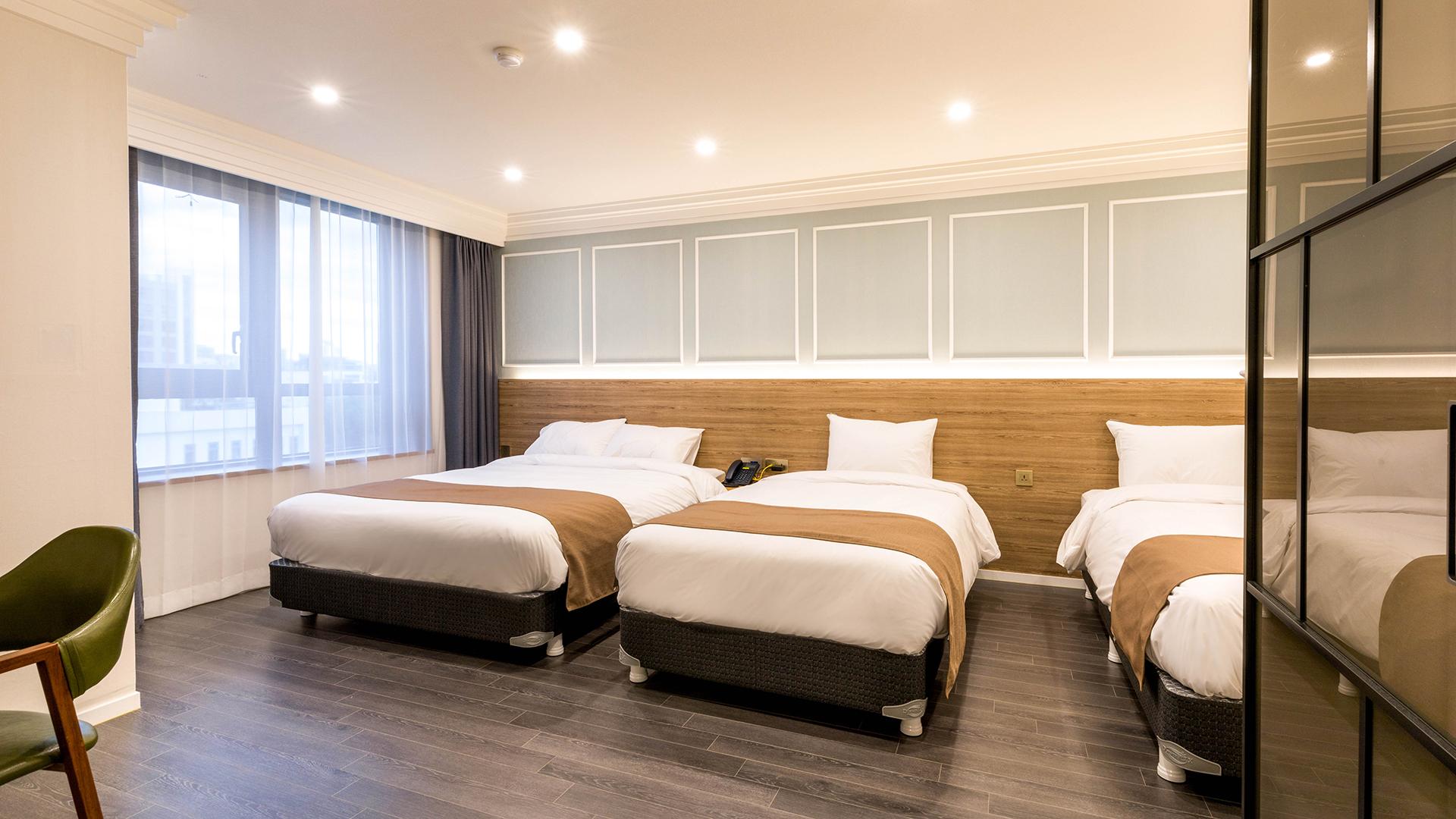 Suite, Pool or City View, Parlor