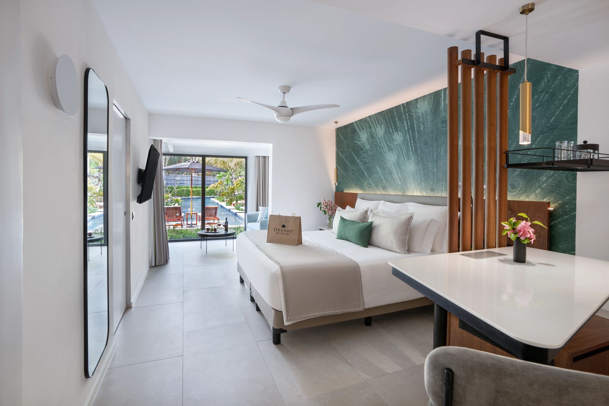 Preferred Club, Swim Up, Junior Suite, Double Bed