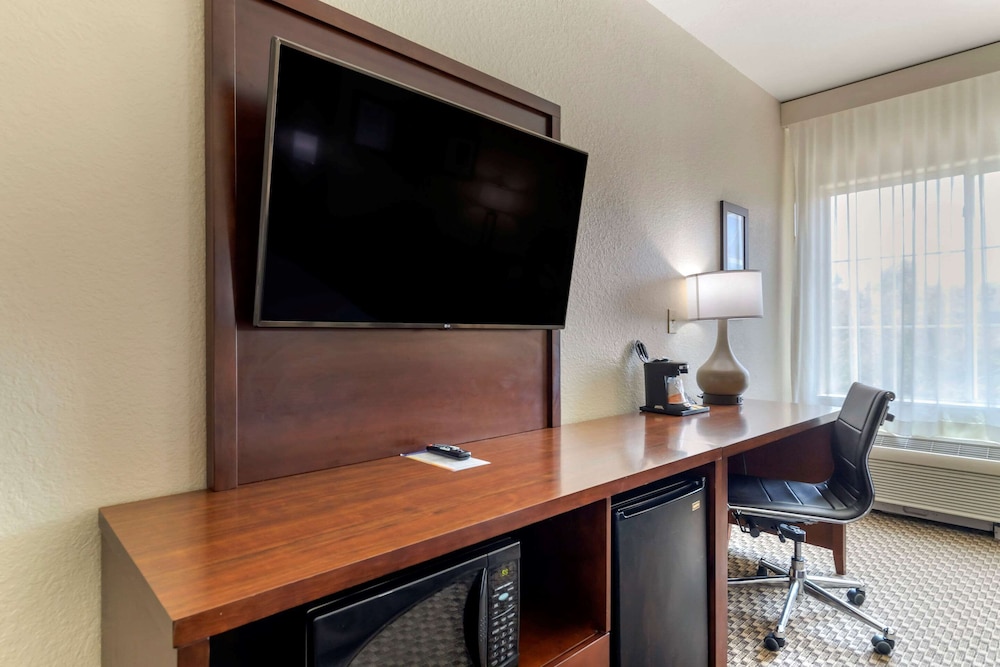 Comfort Inn & Suites Near Six Flags & Medical Center 32/36