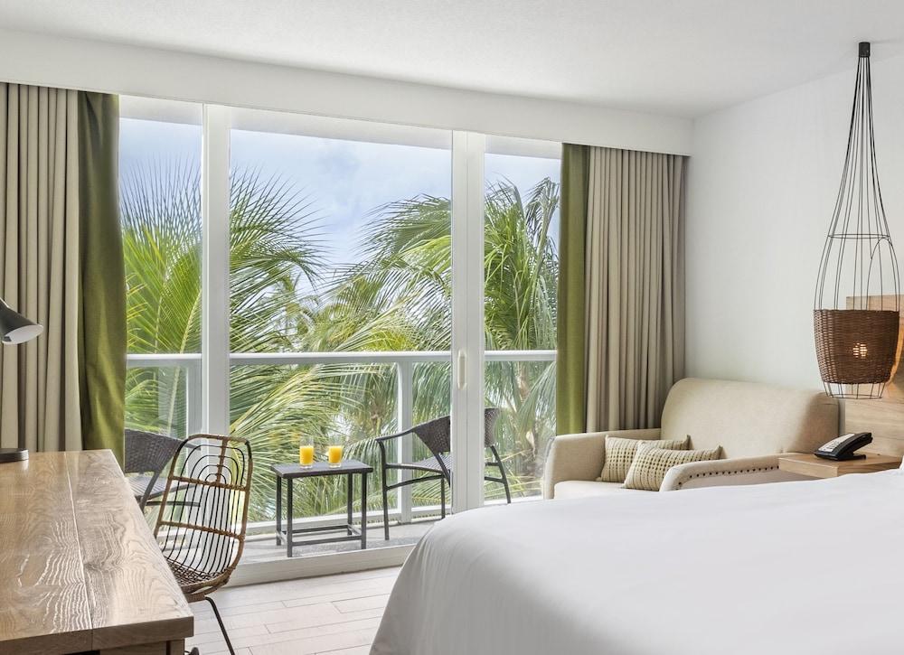 Palm, King Bed, Partial Ocean View, Sofa