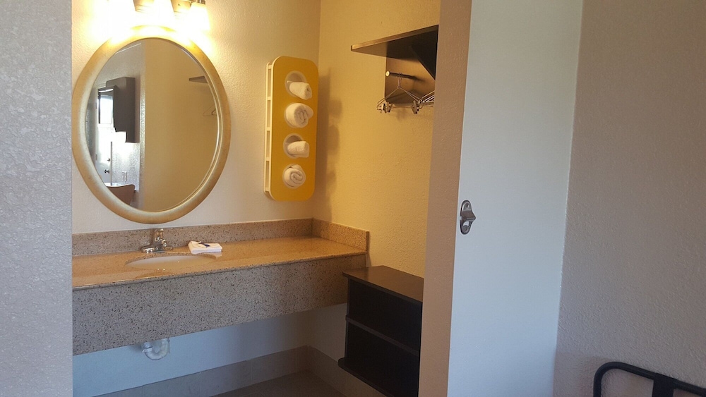 Standard, 2 Double Beds, Smoking, Motel6 Columbus, OH - OSU 8/8