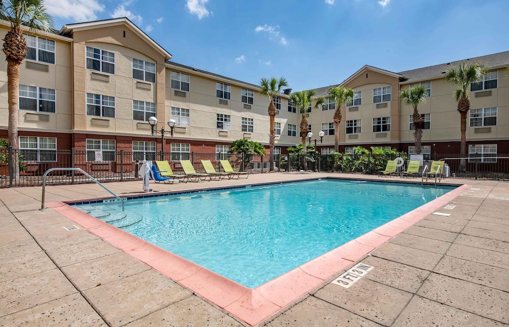 Studio 6 Suites Jacksonville Deerwood Park FL 67/71