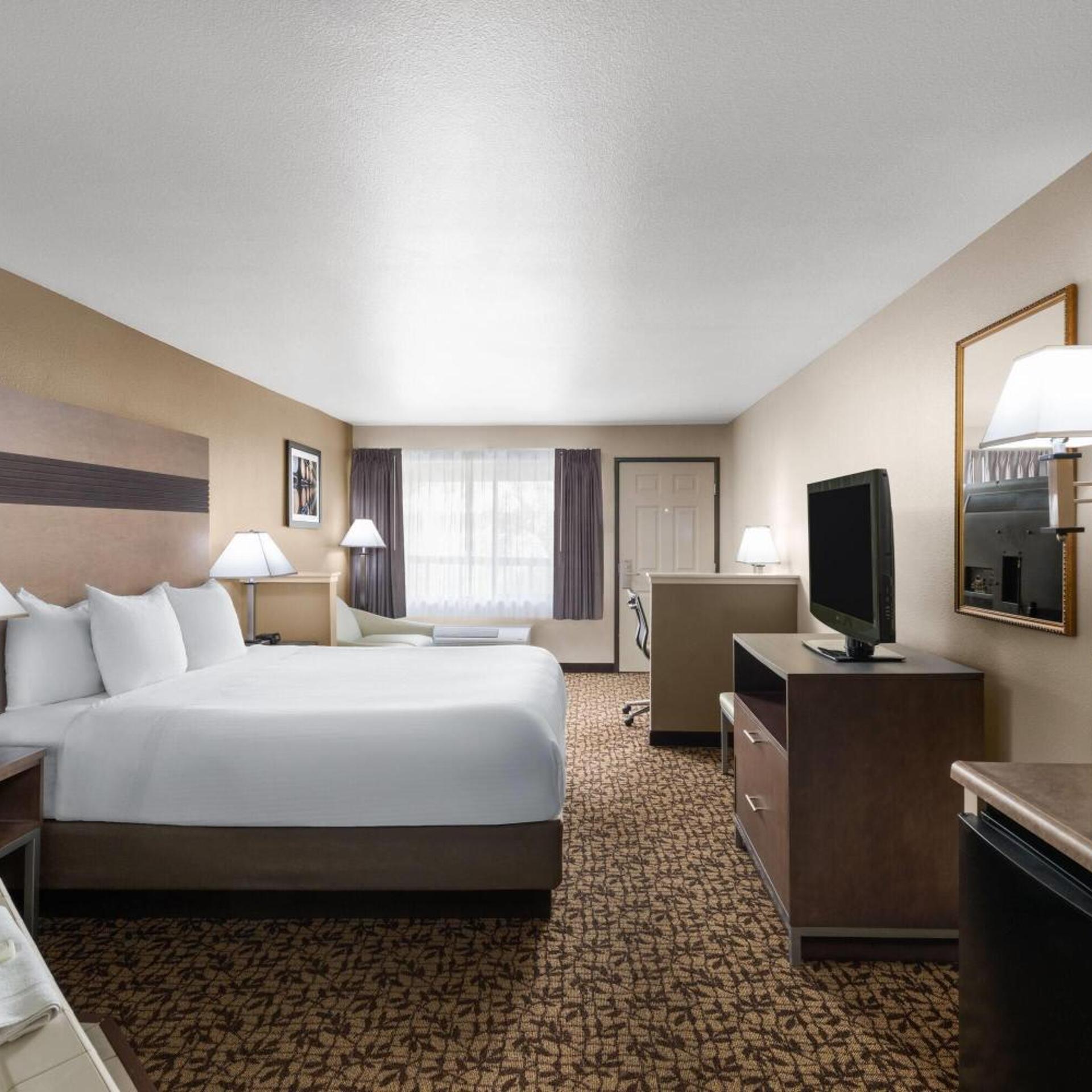 Suite, King Bed, Jetted Tub