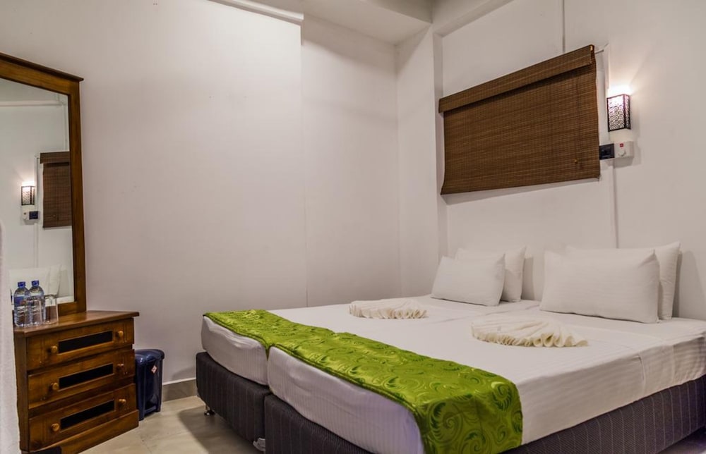 BUDGET, TWIN BEDS, SHARED BATHROOM