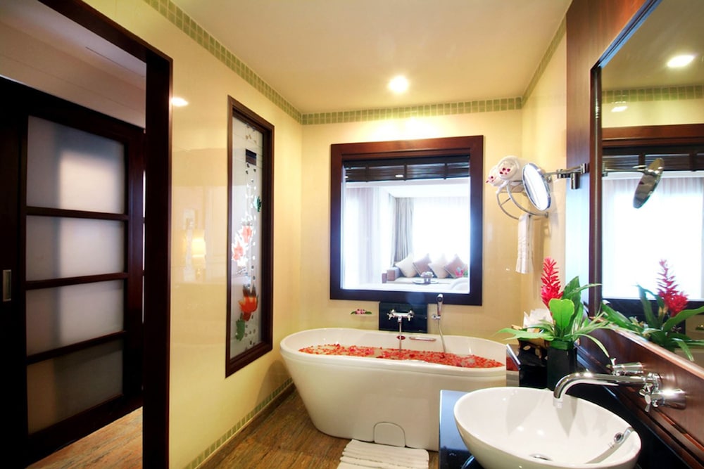 Grand Pacific Sovereign Resort and Spa 13/68