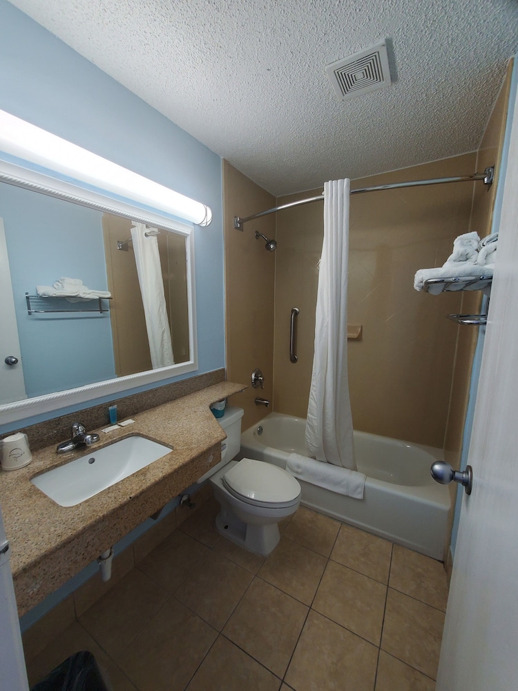Coastal Inn & Suites Wilmington NC (ex Super 8 Wilmington) 16/27