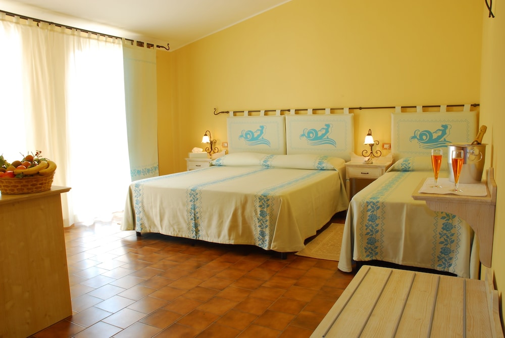 Room, Triple, 1 Double and 1 Single Bed, Accessible