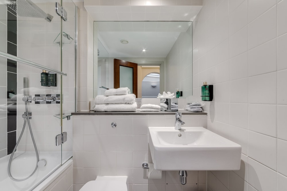 SUITE, QUEEN BED, SOFA