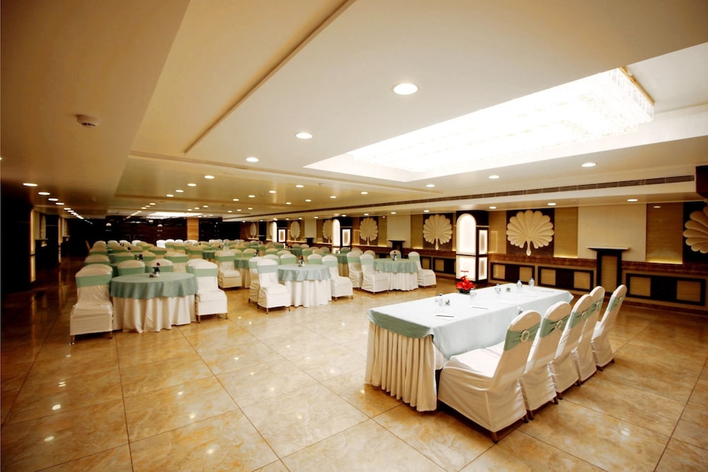 Pinnacle by Click Hotels, Lucknow 47/63