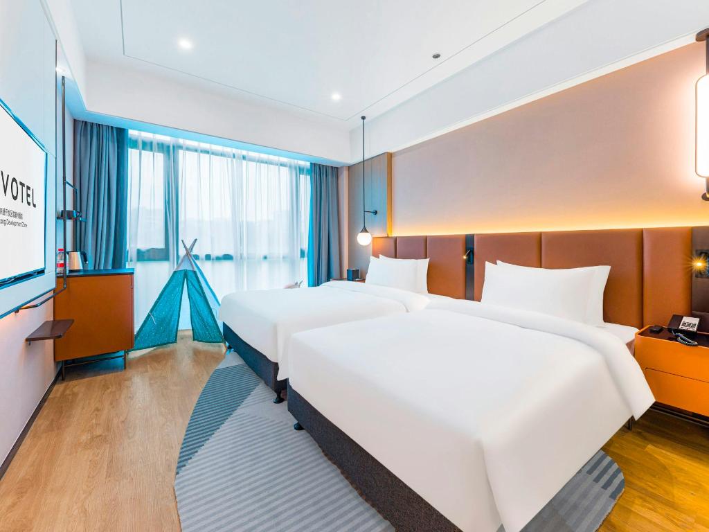 SUPERIOR, FAMILY, 1 KING AND 1 SINGLE BEDS