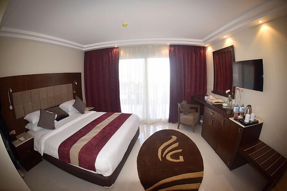 Junior Suite, King Bed, Hot Tub, Grand Ocean Hotel And Resort 2/4