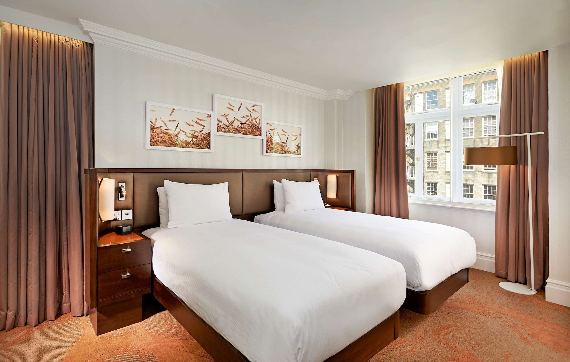 DELUXE, KING BED