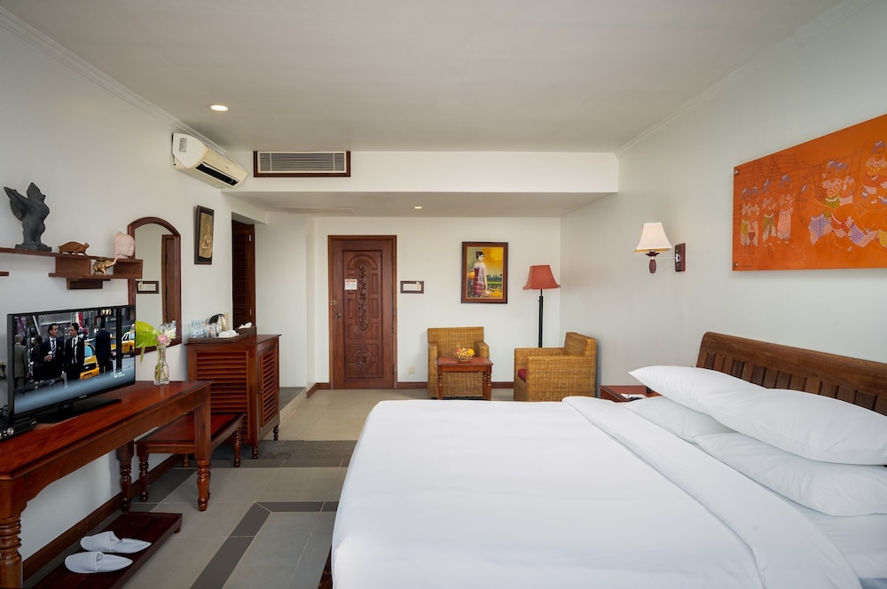 EXECUTIVE, KING BED, POOL VIEW, BATHTUB