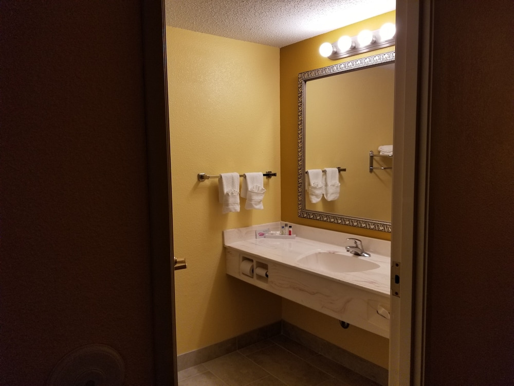 The Comstock Inn And Conference Center 13/31
