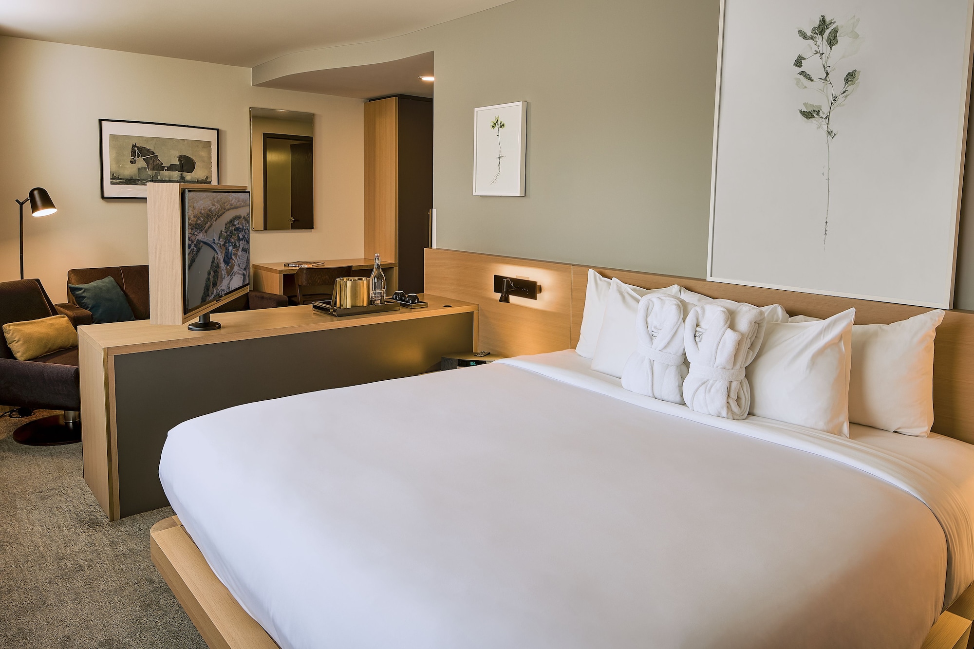 SILVER, JUNIOR SUITE