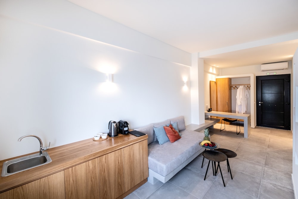George and Joanna Suites 17/50