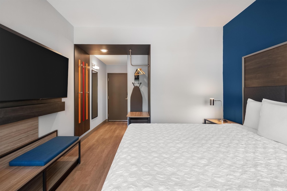 ROOM, KING BED