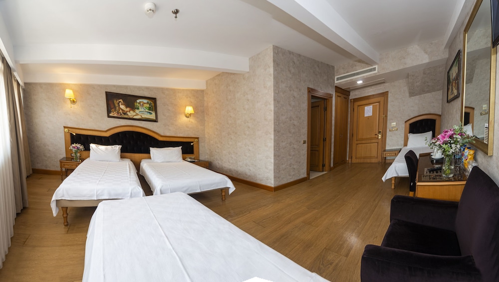 ROOM, TRIPLE