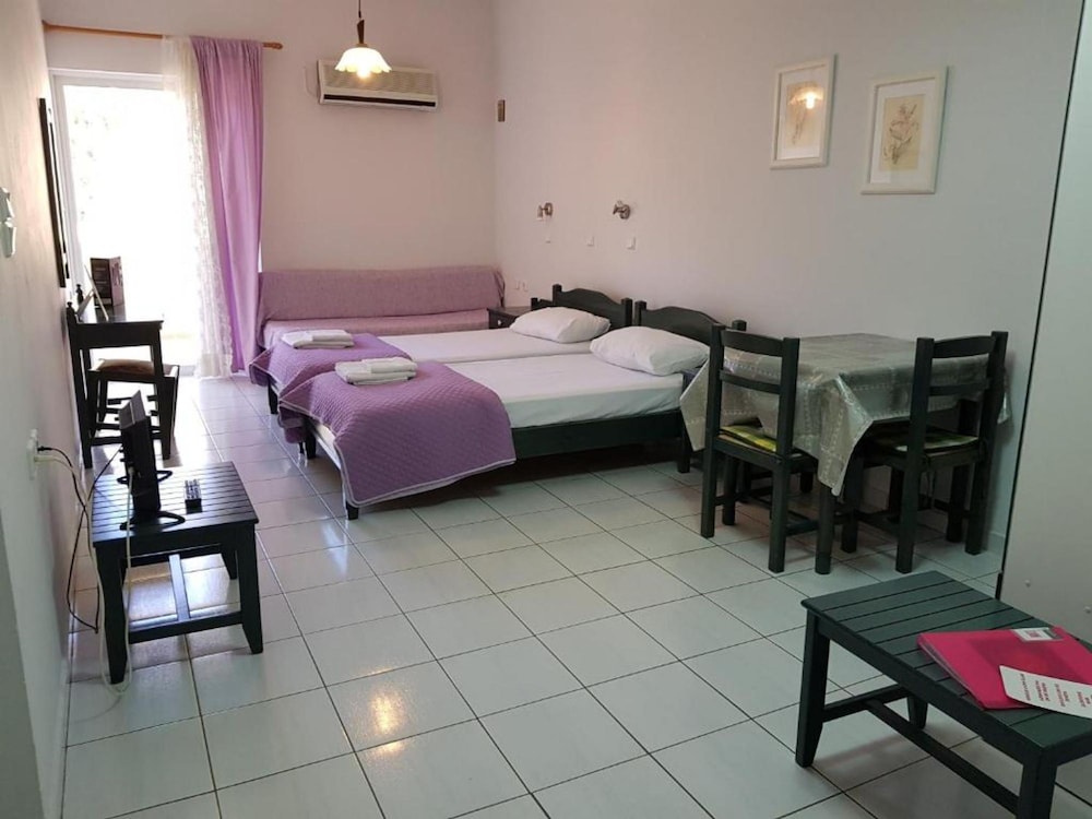Zinovia Apartments 11/76