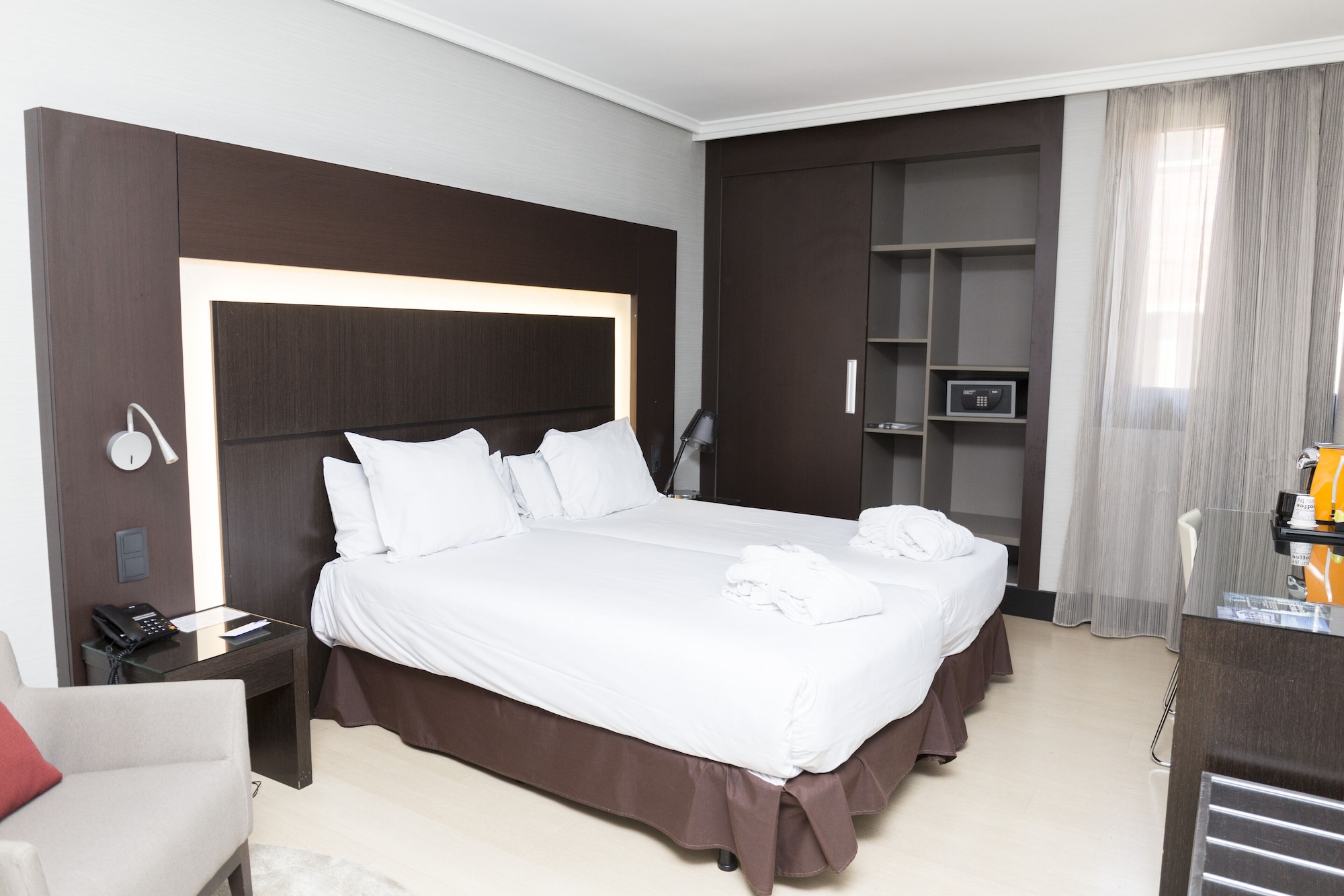 SUPERIOR, QUEEN BED