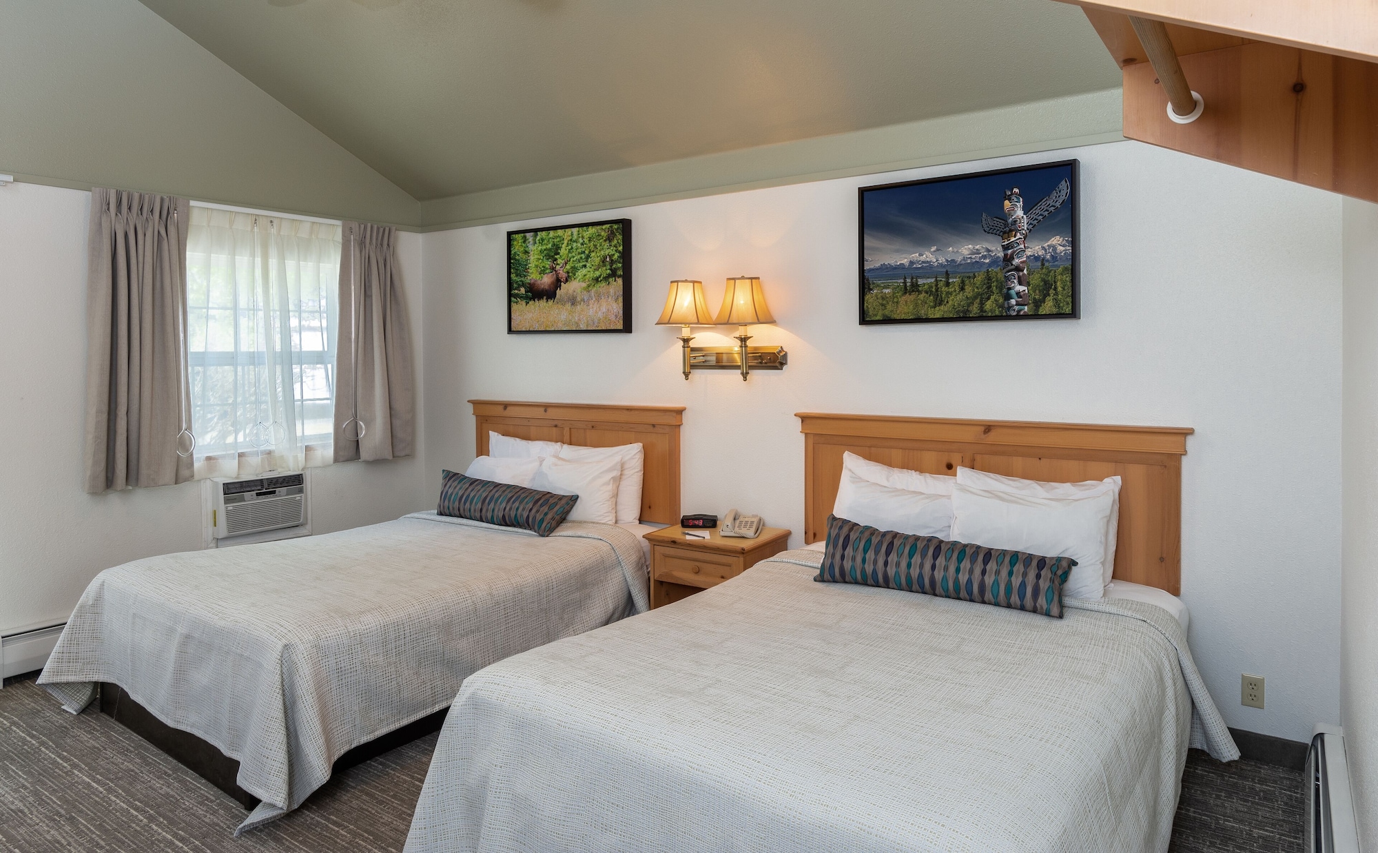 cottage, 2 queen beds, garden area