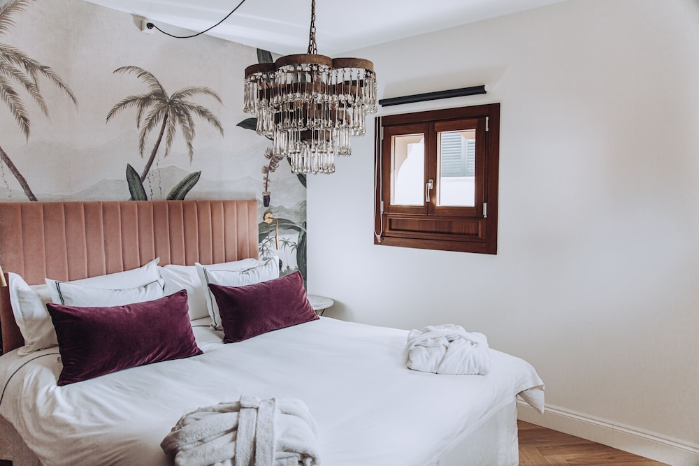 3 BEDROOMS, PENTHOUSE, CITY VIEW