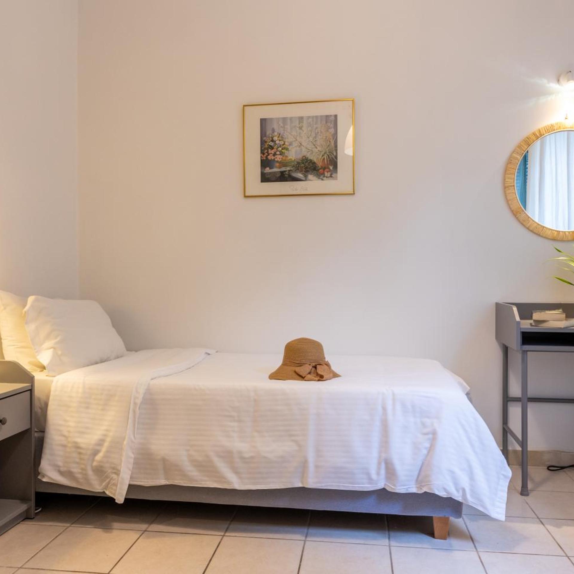 ROOM, SINGLE