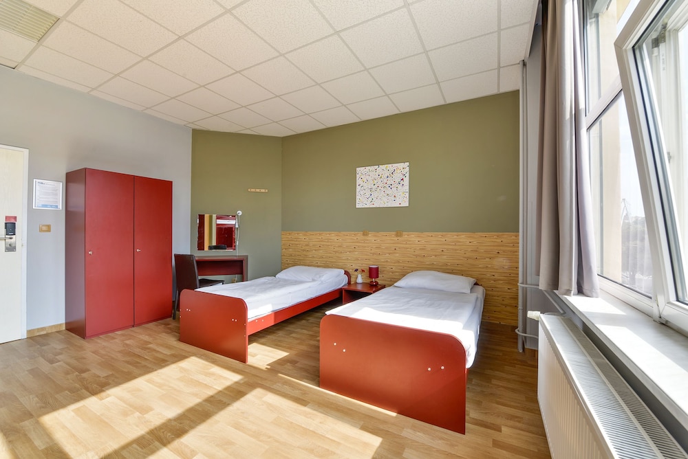 ROOM, TWIN BEDS