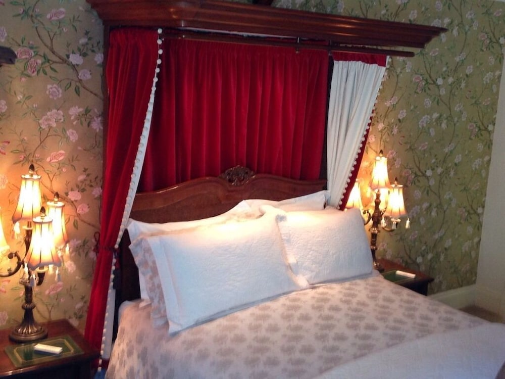 Westgate Manor 8/18