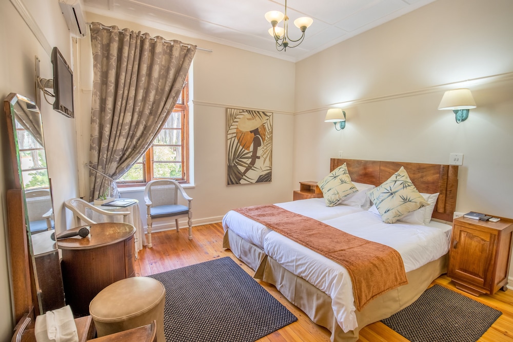 Montagu Country Hotel 29/89