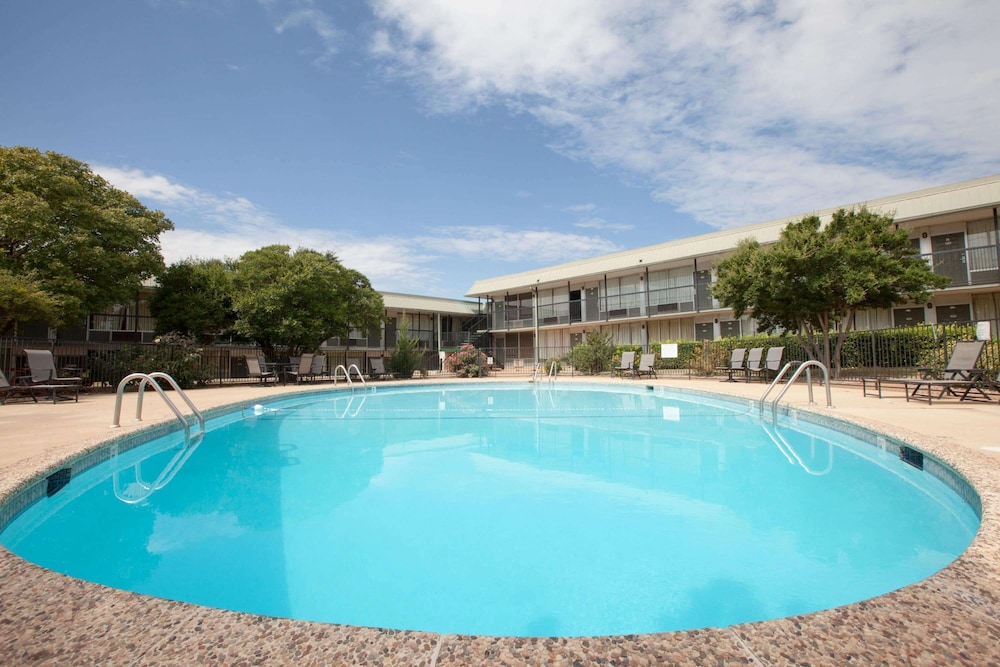 Days Inn by Wyndham Clinton 12/24