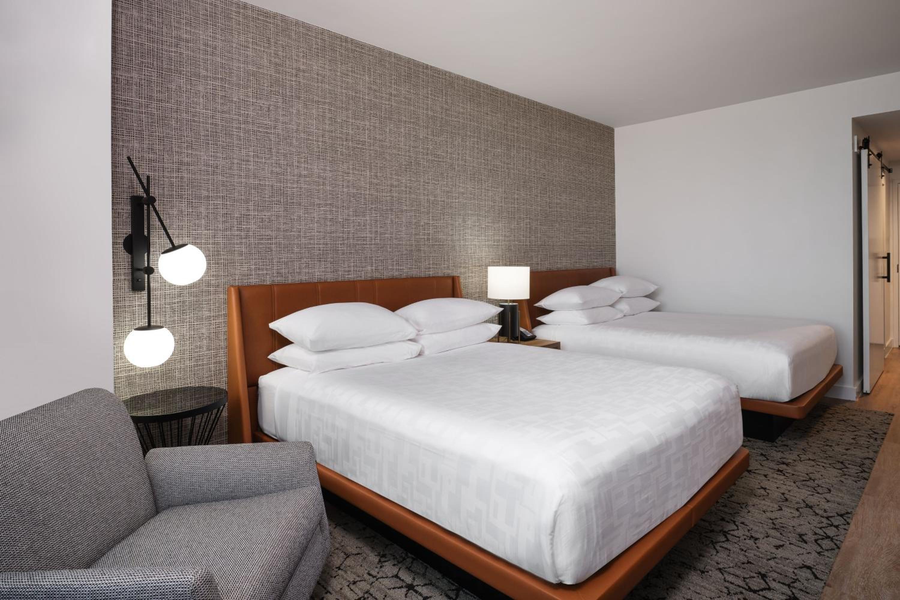Guest Room, 2 Queen Beds, Golf Course View, Club Lounge Access، Sheraton Flowood The Refuge Hotel & Conference Center 4/8