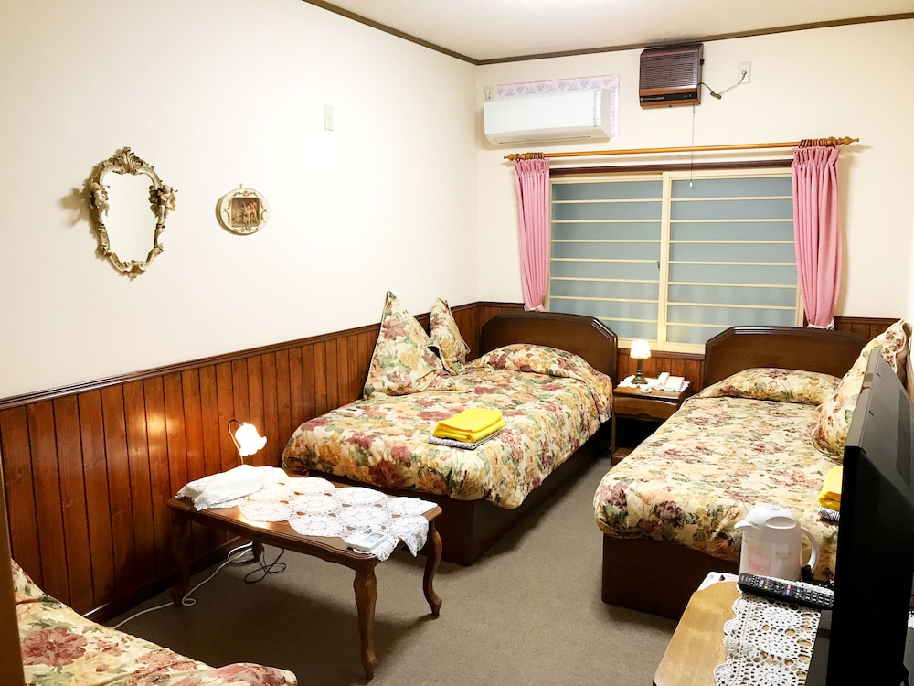 ROOM, TWIN BEDS, SHARED BATHROOM