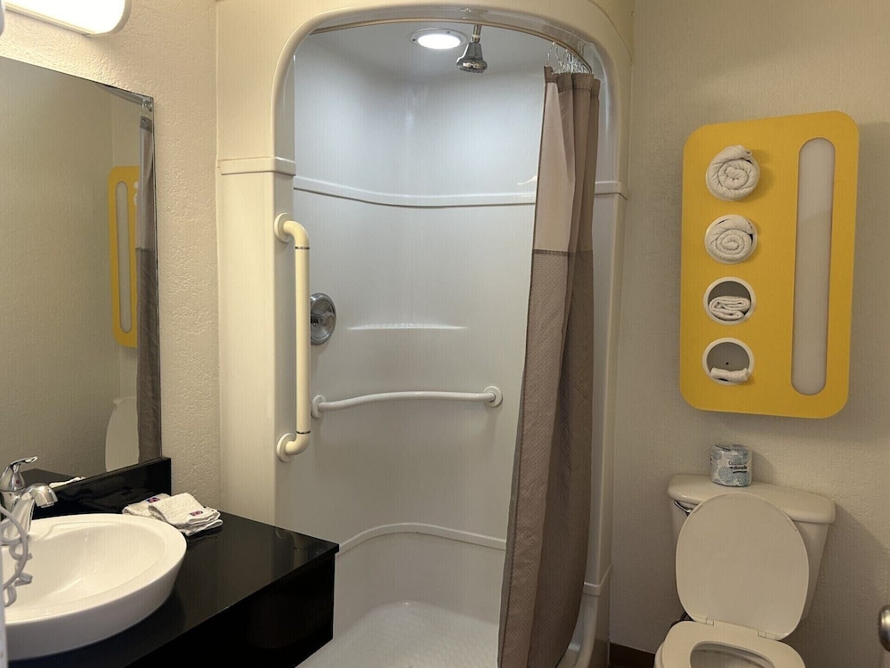 Motel6 Stanton, CA - Anaheim West 60/60