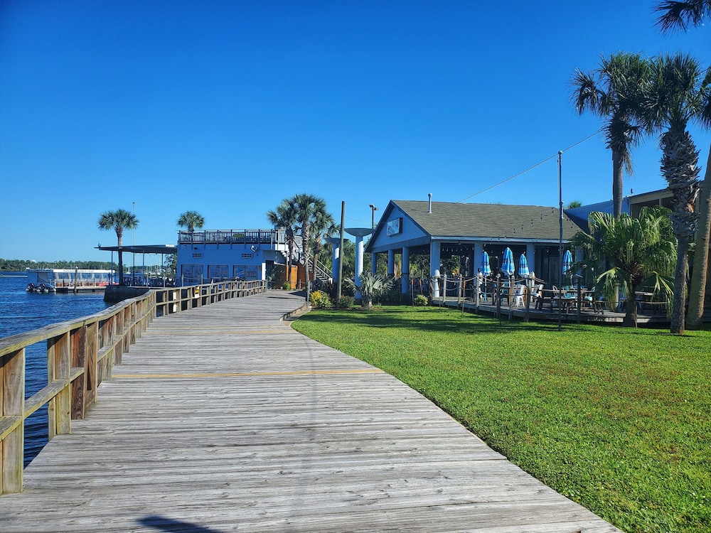 The Port Hotel and Marina 1/55