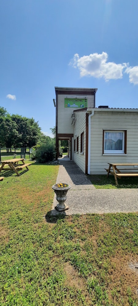 Village Hotel 29/33
