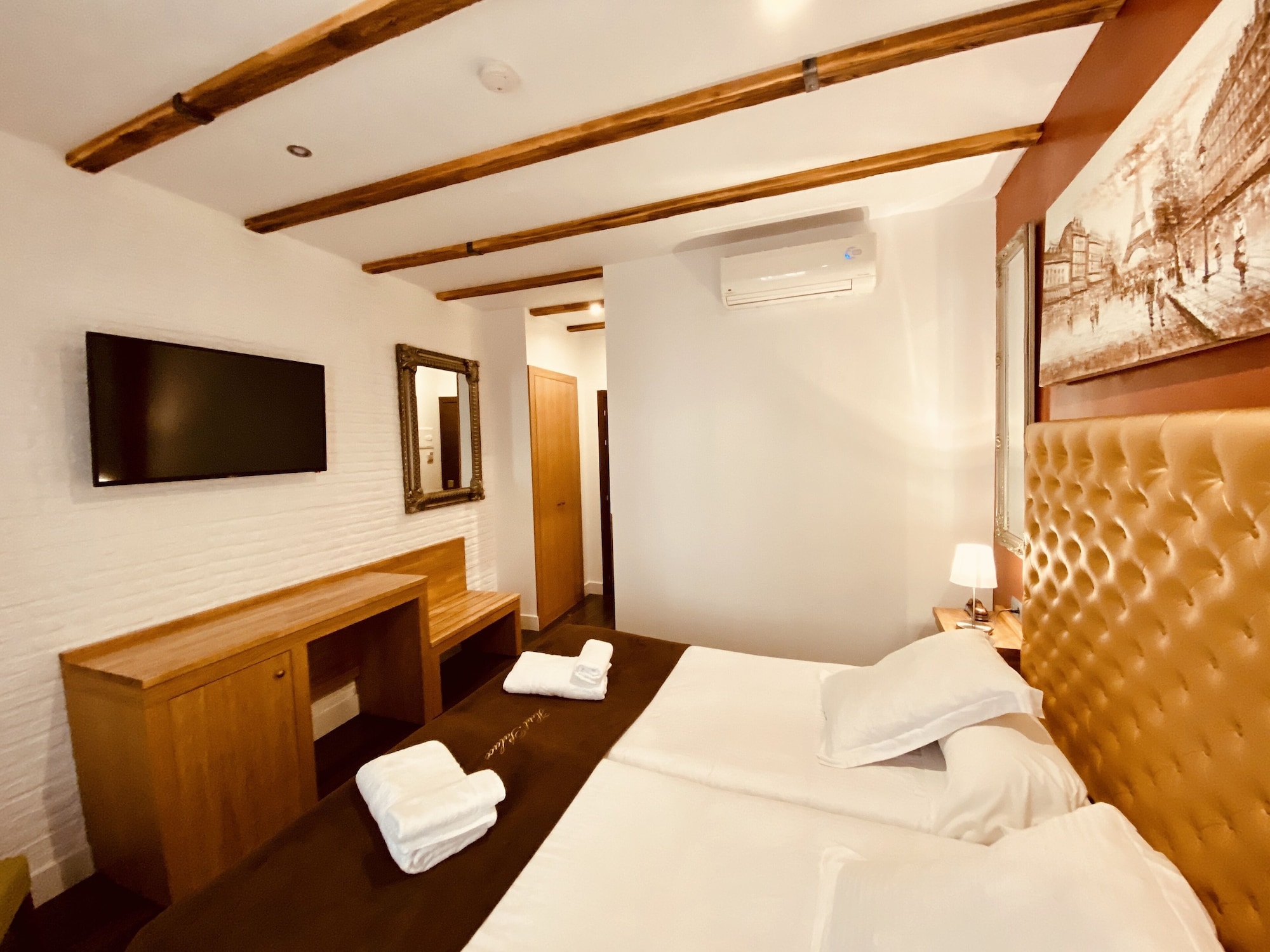ROOM, DOUBLE BED