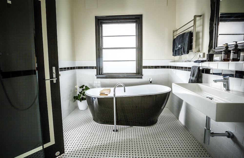 The Commercial Boutique Hotel 24/60
