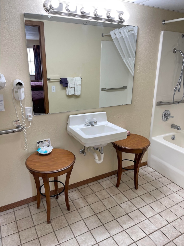 Carriage House Inn 47/61