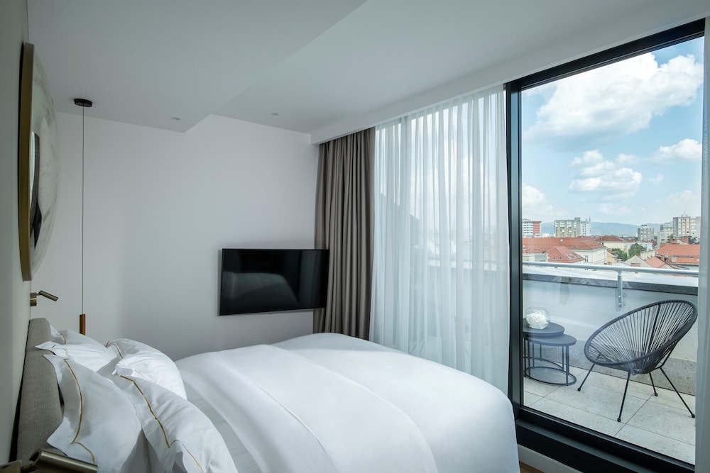 SIGNATURE, SUITE, CITY VIEW, TERRACE