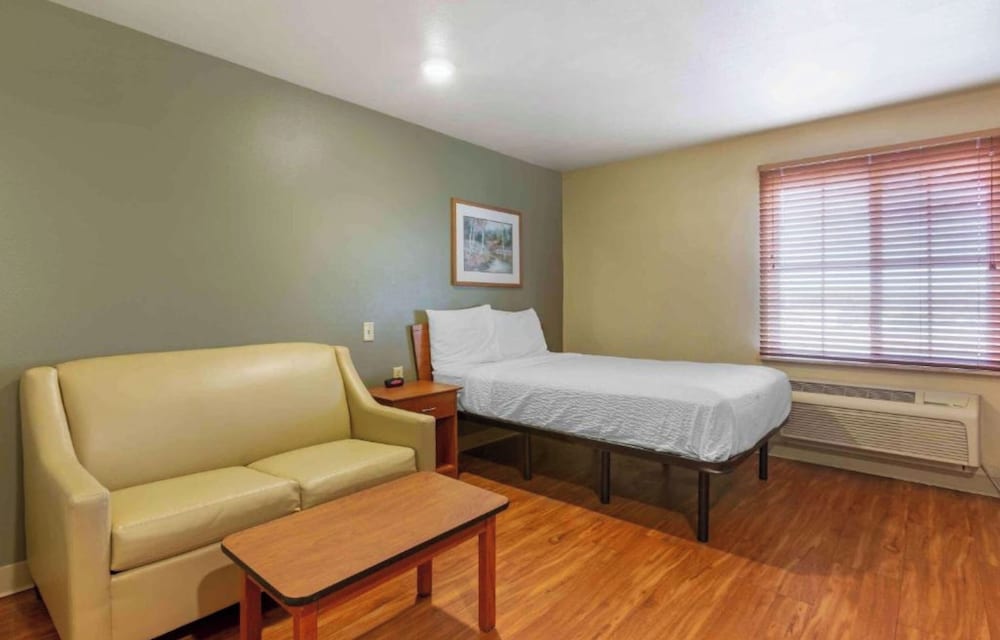 Studio 6 Extended Stay Birmingham Pelham AL 25/44