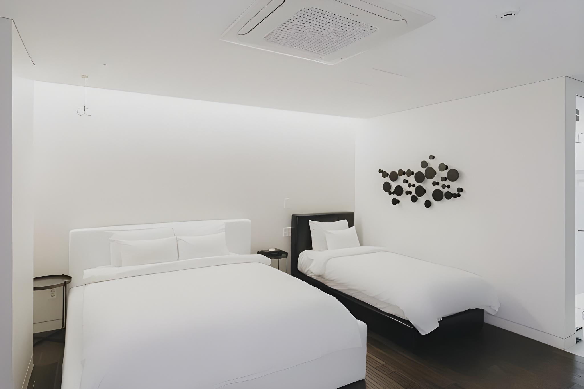 Deluxe, Twin Beds, No Window