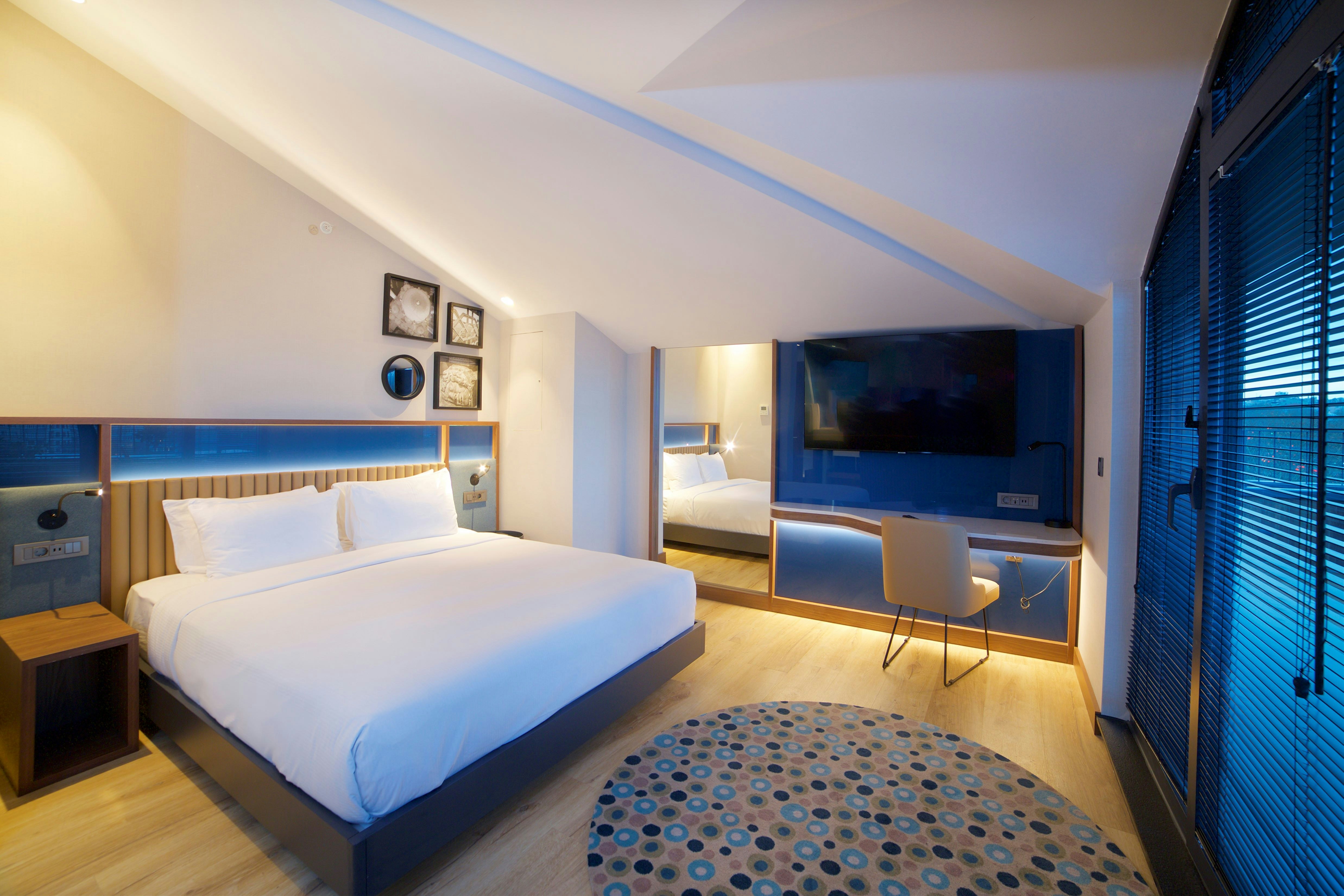 غرفة بسرير كينج بشرفة مع أريكة، Hampton by Hilton Istanbul Old City 5/10